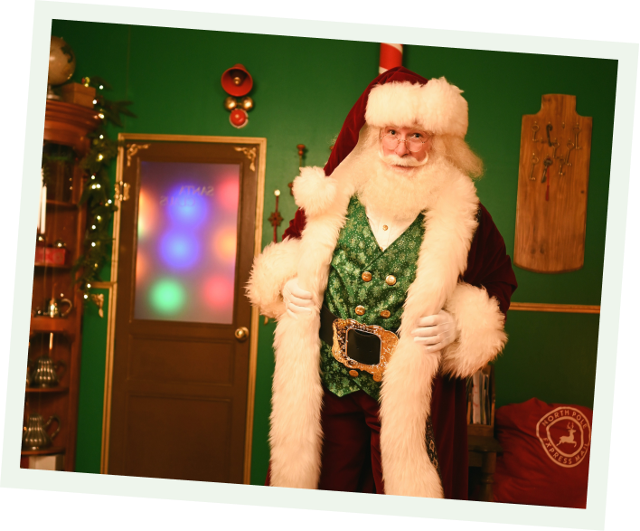 Monsieur Claus debout, ouvrant les bras